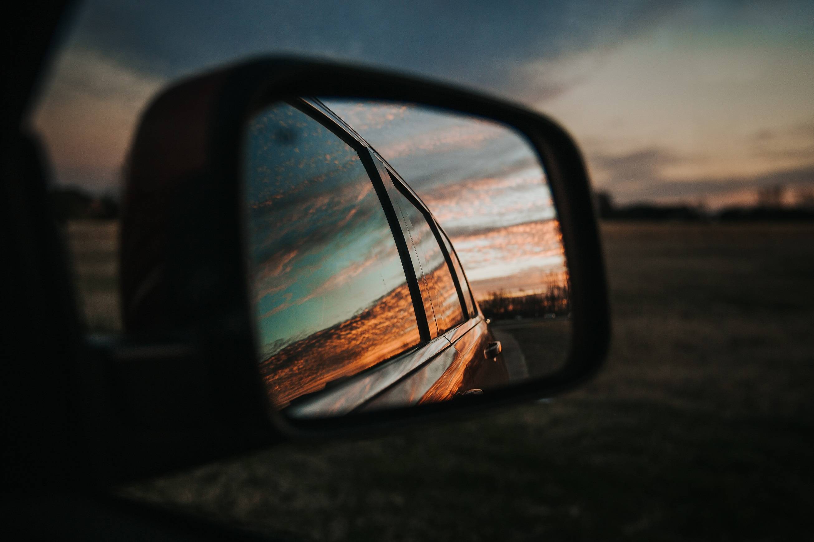 Criativos somos nós. Espelhos retrovisores, faróis, metodologias de investigação social e a vida que não pára, não