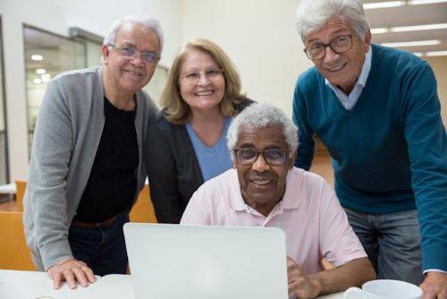 Tecnologias Digitais Sem Idade: Caminhos para a Inclusão Digital na Saúde