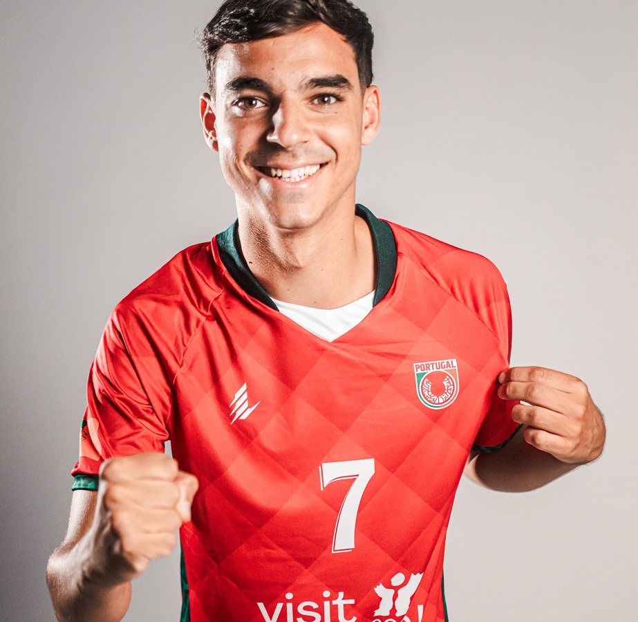 Bernardo Saraiva na seleção nacional de futebol de praia universitário que se consagrou vice-campeã mundial