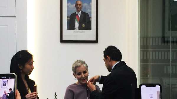 Professora Virgínia Trigo condecorada