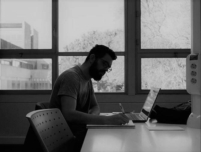 Empresa e associação apoiam compra de computador para estudante refugiado